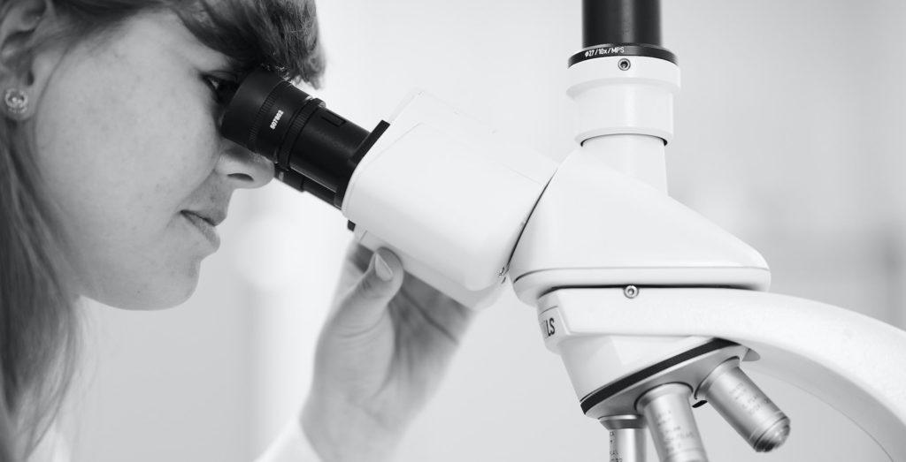 femme qui regarde dans un microscope